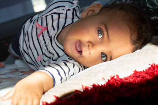 1 534 Images Photos Et Illustrations Vectorielles Stock Appropriees Sur Le Theme Enfant Metisse Adobe Stock