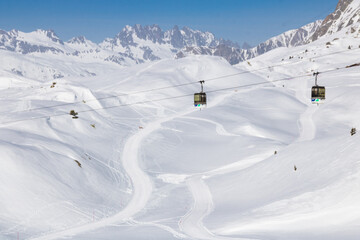 paysage d'hiver enneigé de la station de sports d'hiver de l'Alpe d'huez en france dans le massif...