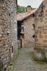 Vista de calles de la localidad de Bárcena Mayor, con sus construcciones típicas en fachadas y calles empedradas, Cantabria, España.