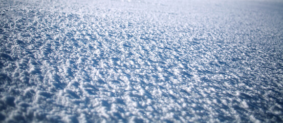 Obraz premium Winter nature background, snowy frozen ground covered with frost and ice