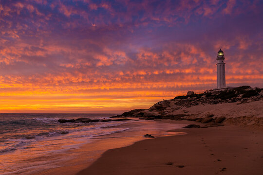 Atardecer de nubes rojas en la playa del faro de Trafalgar, Ca&ntilde;os de Meca, provincia de C&aacute;diz, Andaluc&iacute;a, Espa&ntilde;a