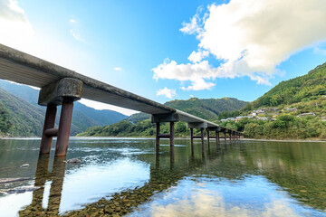 初秋の岩間沈下橋　高知県四万十市　Iwama chinka bridge in early autumn. Kochi-ken Shimanto city - obrazy, fototapety, plakaty