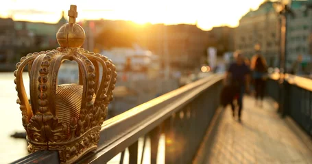 Poster Stockholm, Zweden. Skeppsholmsbron - Skeppsholm-brug met zijn beroemde gouden kroon in Stockholm, Zweden. Beroemde populaire bestemming voor bezienswaardigheden. Scandinavië reizen. Ruimte kopiëren © Grigory Bruev