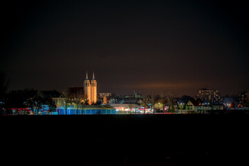 panorama miasta w nocy z wieżami kościoła