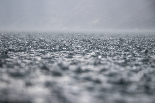 Starker Regen prasselt in See
