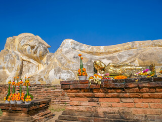 Buddha mit Blumen und Gold liegend