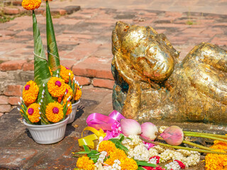 Goldener Buddha mit Blumen