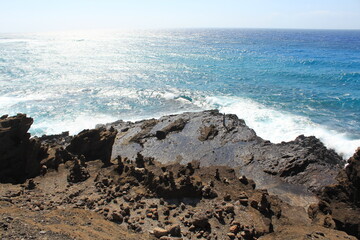岩肌に押し寄せる波