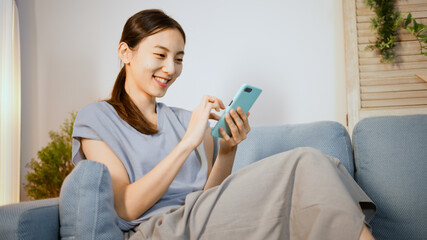 スマートフォンを使う若い女性