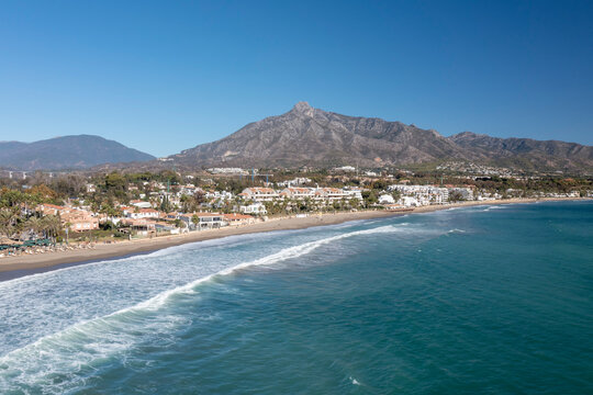 Fototapeta vista de la playa de Banús en un día azul, Marbella