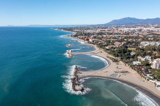 Fototapeta bonita vista de la playa de nueva Andalucía en el municipio de Marbella, España
