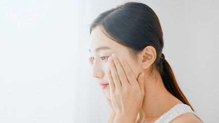 ビューティーイメージ　スキンケアをする若い女性