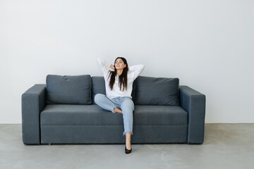 Obraz premium Closeup of a smiling young woman lying on couch at home