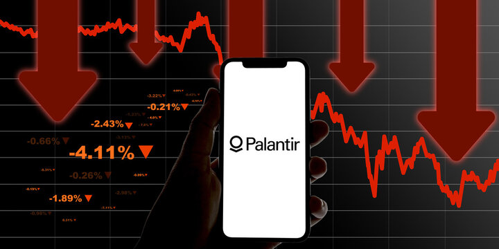 Smartphone shows the Palantir Logo in front of a red chart which shows a crashing price development, downward trend, Data-Analysis, Palantir Gotham, share, stock exchange, Investment, Nasdaq, Asset