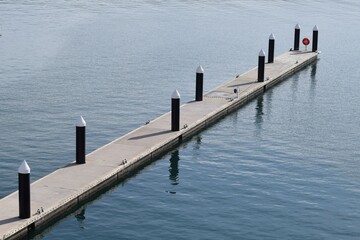 Muelle de un puerto sin barcos amarrados.