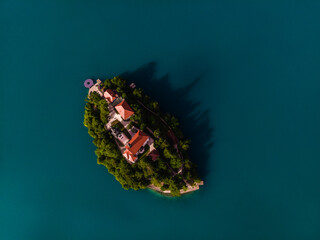 See in Slowenien. Lake Bled in Slovenia. Blue lake from above