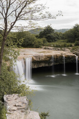 Obraz premium Wasserfall in Kroatien. Wasserfall mit einer Höhle 