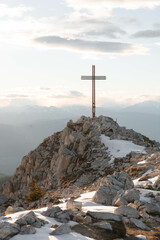 Gipfelkreuz in S&uuml;dtirol. Bergspitze in den Alpen.
