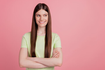 Obraz premium Photo of pretty young girl happy positive smile folded hands confident look empty space isolated on pastel background