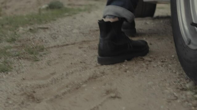 Spingere la macchina a piedi in strada