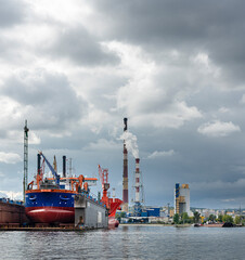 Schiffe und Maschinen auf der Danziger Werft in Polen