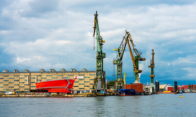 Schiffe und Maschinen auf der Danziger Werft in Polen - obrazy, fototapety, plakaty