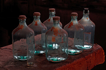 alte glasflaschen auf einem Tisch, fabrik
