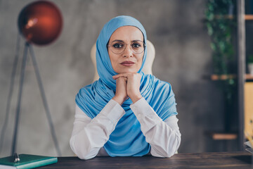 Photo of young confident arabian lady arms touch chin think concentrated focused sit desk office indoors