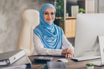 Photo of young attractive arabian woman sit office desk good mood economist chief leader clever indoors