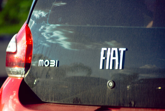 Fiat, logo. Foto em closeup na logo da companhia FIAT em um autom&oacute;vel modelo Mobi durante o tr&aacute;fego de carros. SIA, Bras&iacute;lia, Distrito Federal - Brasil. 28 de Outubro de 2021.