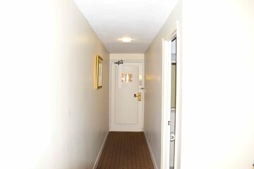 ホテル 廊下 ドア