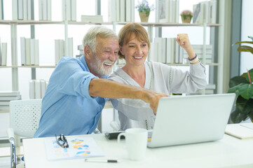 Obraz premium Caucasian senior Business people working and brainstorming in modern office