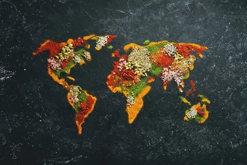 Poster Wereldkaart - Set van specerijen en specerijen op een zwarte achtergrond. Bovenaanzicht. © Yaruniv-Studio