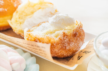 ホイップクリームの入ったドーナツ
