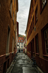 Historische enge Gasse in der Altstadt von Heidelberg
