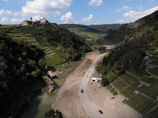 Obraz premium Ahr-Hochwasser, Flugbild Mayschoss, Ruine Saffenburg