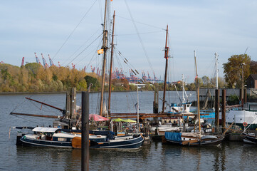 Fototapeta na wymiar Kleiner Hafen an der Elbe