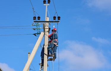 electrician rescues man on power line