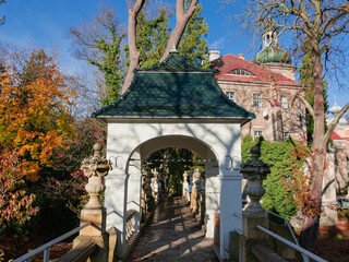 Krużganek z pagodą w stylu japońskim w parku  w mieście Iłowa w Polsce.