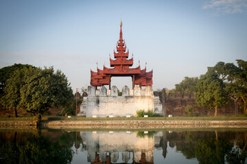 Obraz premium temple by a river