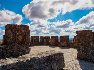 Almenas del castillo de Trujillo de Caceres al atardecer