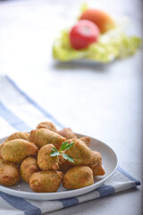 Buñuelos de Bacalao Caseros en Fondo Rústico Blanco