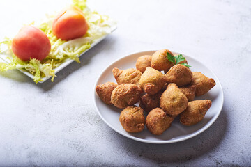 Buñuelos de Bacalao Caseros en Fondo Rústico Blanco