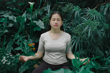 Bella mujer medita en medio de la naturaleza.