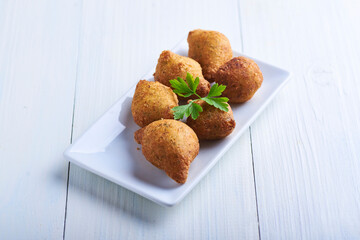 Buñuelos de Bacalao Caseros en Fondo Rústico Blanco