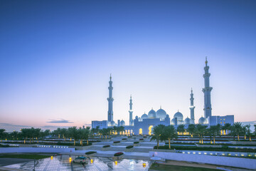 Obraz premium Sheikh Zayed Grand Mosque at sunset Abu-Dhabi, UAE