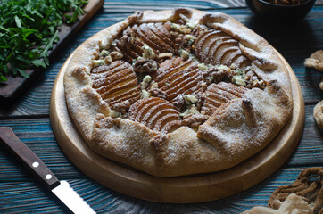 Biscuit with pear blue cheese and nuts