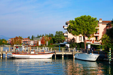 Obraz premium Historical town Sirmione on peninsula in Garda lake, Lombardy, Italy