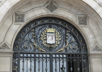Obraz premium the Paris City Hall in France and the sculptures in the square in front