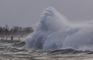 Große Welle kracht gegen die Kaimauer, Sturmtief, Wintersturm,  Klimawandel